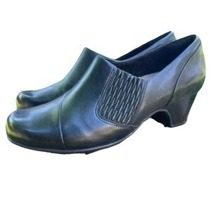 Clarks Artisan Black Leather Sugar Maple Slip on 2” Heel Loafer Pump. Size 9